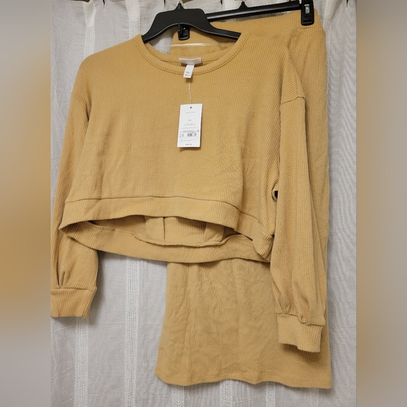 NWT Ingrid+Isabel Maternity Cropped Sweater and Skirt - Picture 2 of 13